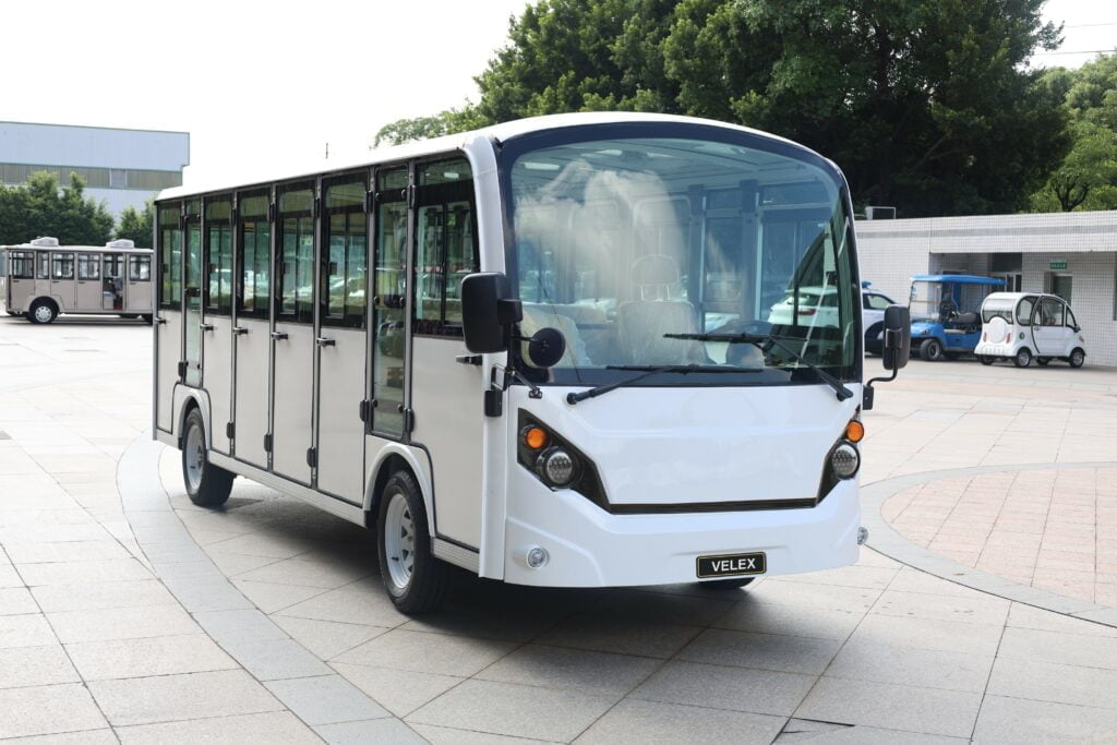 Autobus elektryczny zabudowany widok z przodu